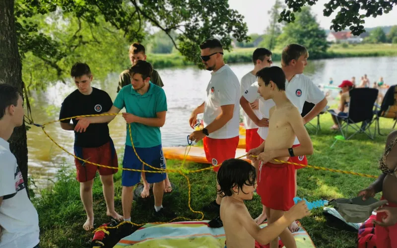 Kinder und Betreuer der Wasserwacht-Jugend bei einer Gruppenaktion am Wasser
