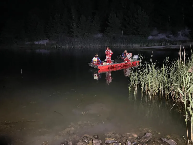 Rettungsboot der Wasserwacht Regenstauf mit Einsatzkräften bei einem nächtlichen Sucheinsatz