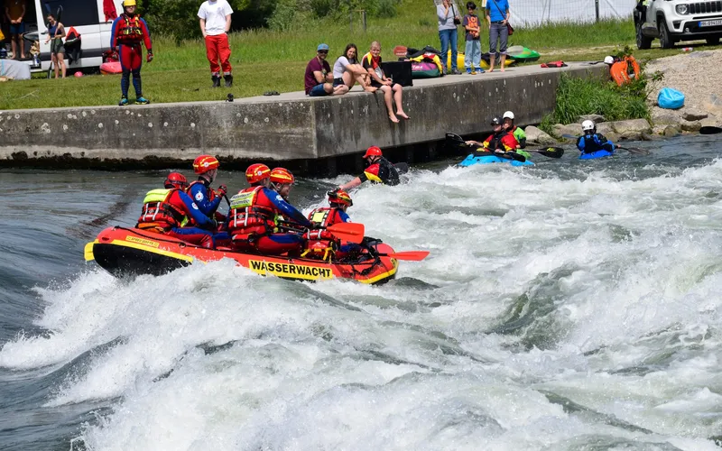 Wildwasserboot der Wasserwacht Regenstauf in der Strömung am Wehr
